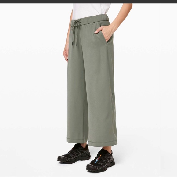 Lululemon on the fly wide leg pants 7/8 length - Picture 5 of 10